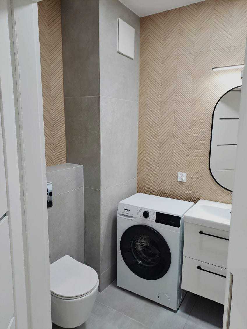 Funkcjonalna łazienka z pralką i toaletą